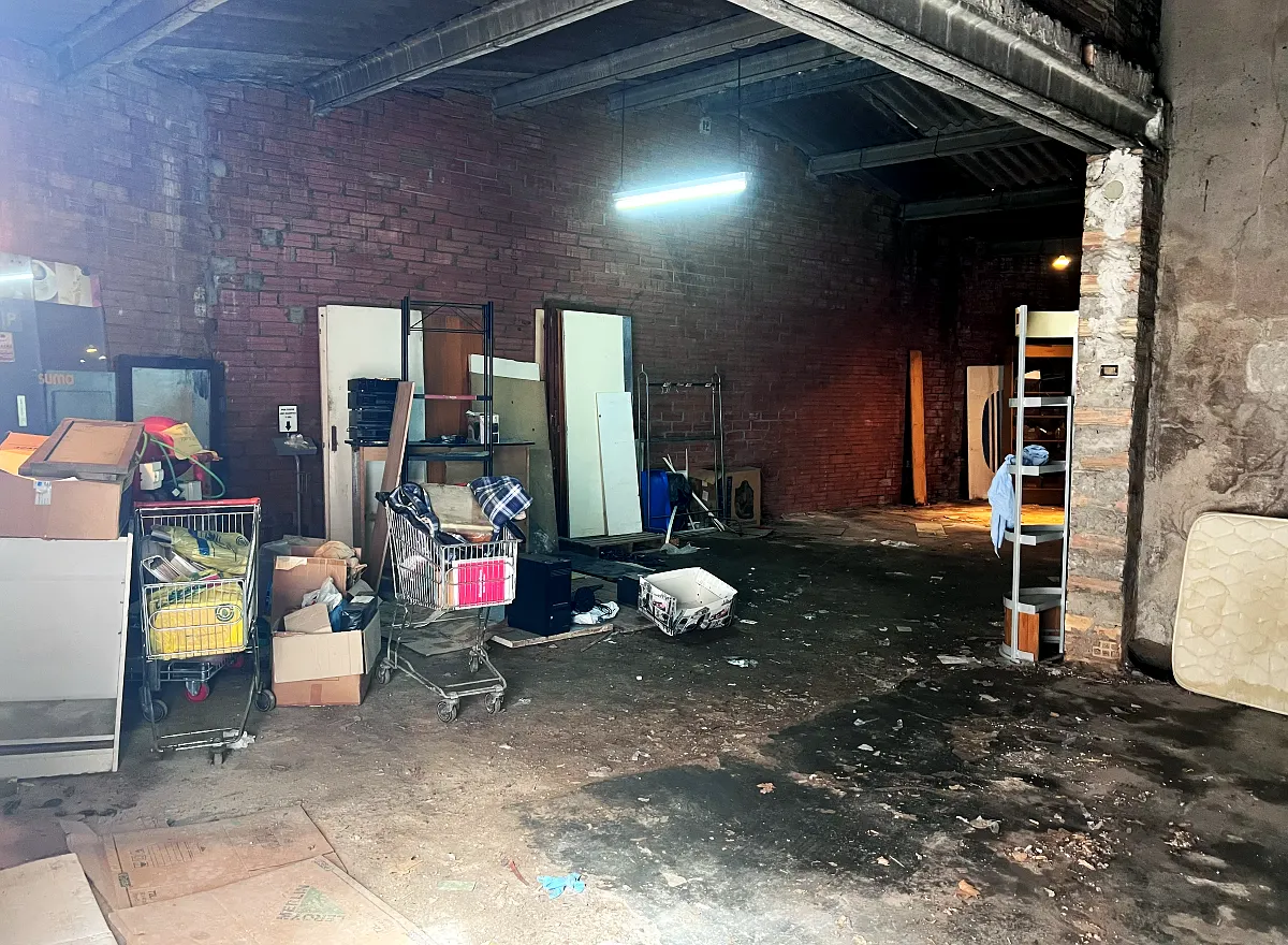 Almacén lleno de muebles, electrodomésticos y trastos antes del vaciado