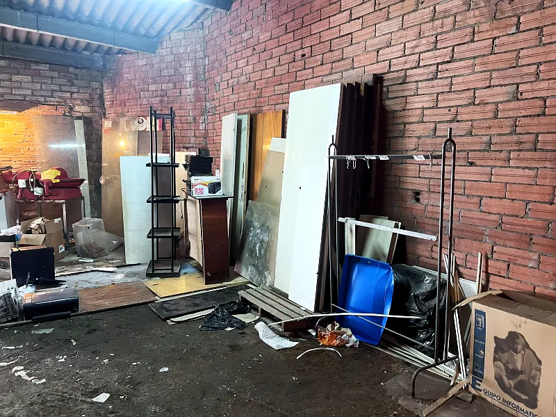 Almacén con muebles, estanterías y trastos antes del vaciado