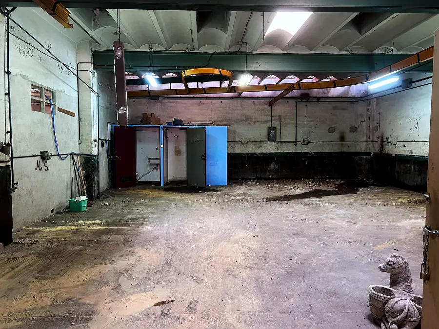 La misma nave industrial vacía y despejada después del vaciado